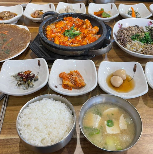 '쉬어가기좋은날식당'에서 먹을 수 있는 신선한 하동재첩파전의 풍미와 고소함